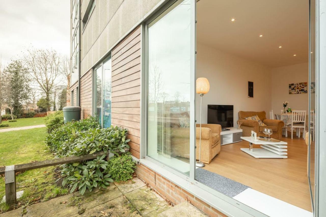 Central Bedford: Two Bedrooms, Breakfast Basket Eksteriør bilde