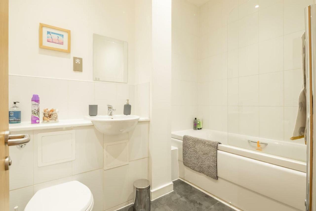 Central Bedford: Two Bedrooms, Breakfast Basket Eksteriør bilde